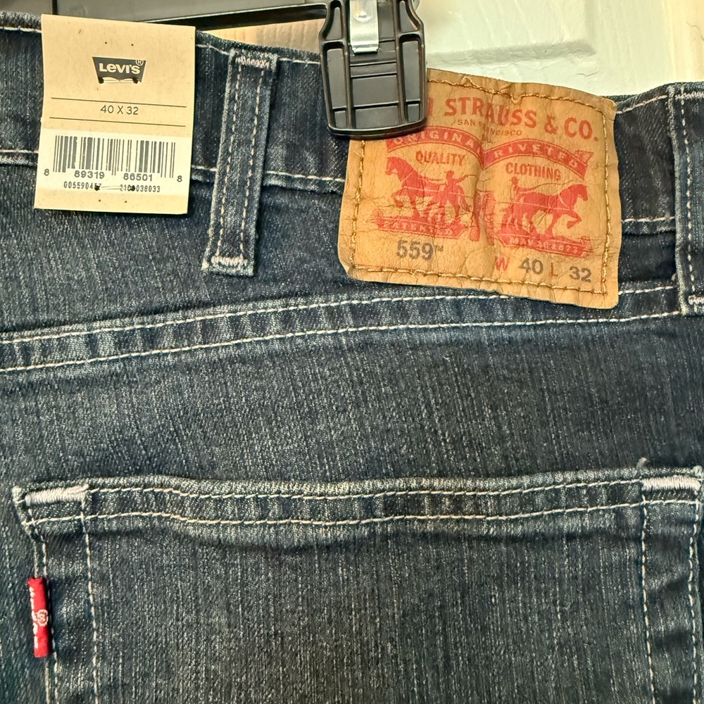 2 Pairs of Levi’s 559 Jeans - Picture 11 of 12